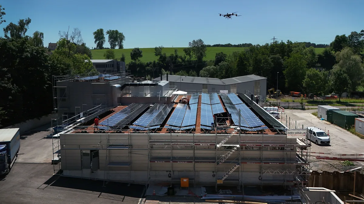 Die Solarpanels auf dem Dach des Neubaus der Kläranlage in Wetzikon.